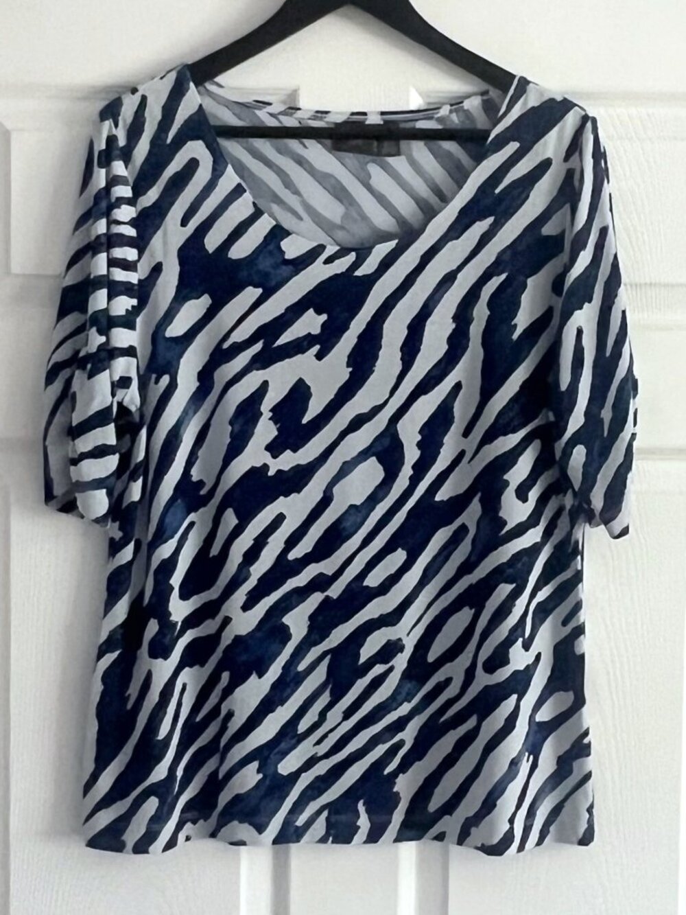 Chico’s Travelers blue zebra blouse ruched sleeve slinky top